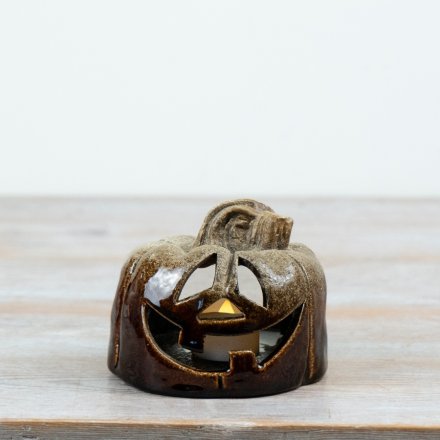 This 12cm ceramic jack o’lantern tealight holder features a rich brown reactive glaze.