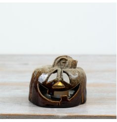 This 12cm ceramic jack o’lantern tealight holder features a rich brown reactive glaze.