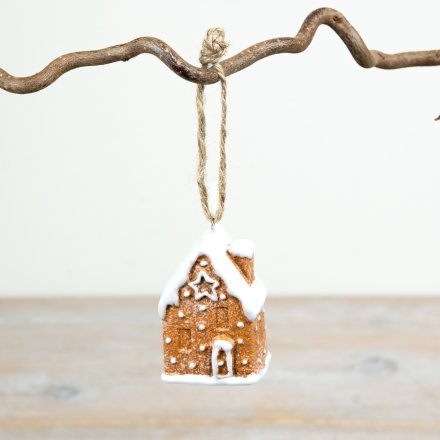 This 6.5cm ceramic gingerbread house hanger features classic icing style detailing and a snow topped roof