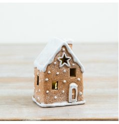 Add cosy festive charm to seasonal collections with this light-up gingerbread house decoration.