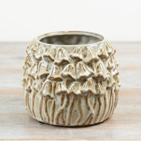 Bring a touch of woodland charm to your range with this decorative ceramic plant pot