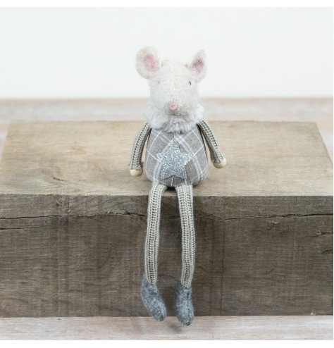 This 27cm mouse figurine features soft felt and timeless festive details for holiday charm.