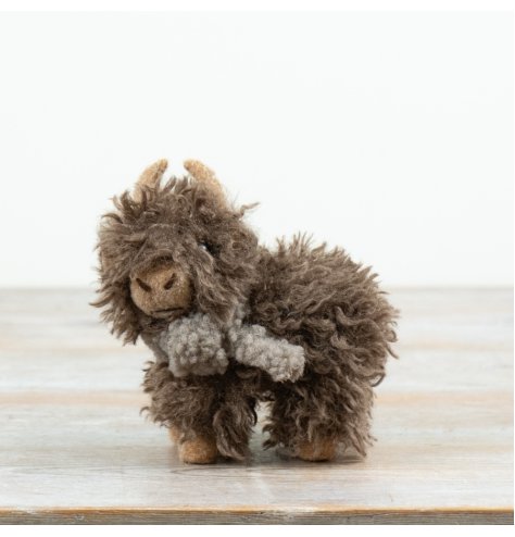 Bring rustic charm to your range with this cute Highland cow decor piece.