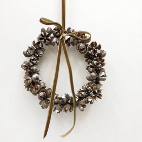 Bring a warm, natural feel to festive collections with this beautifully textured natural seed pod Christmas wreath decor