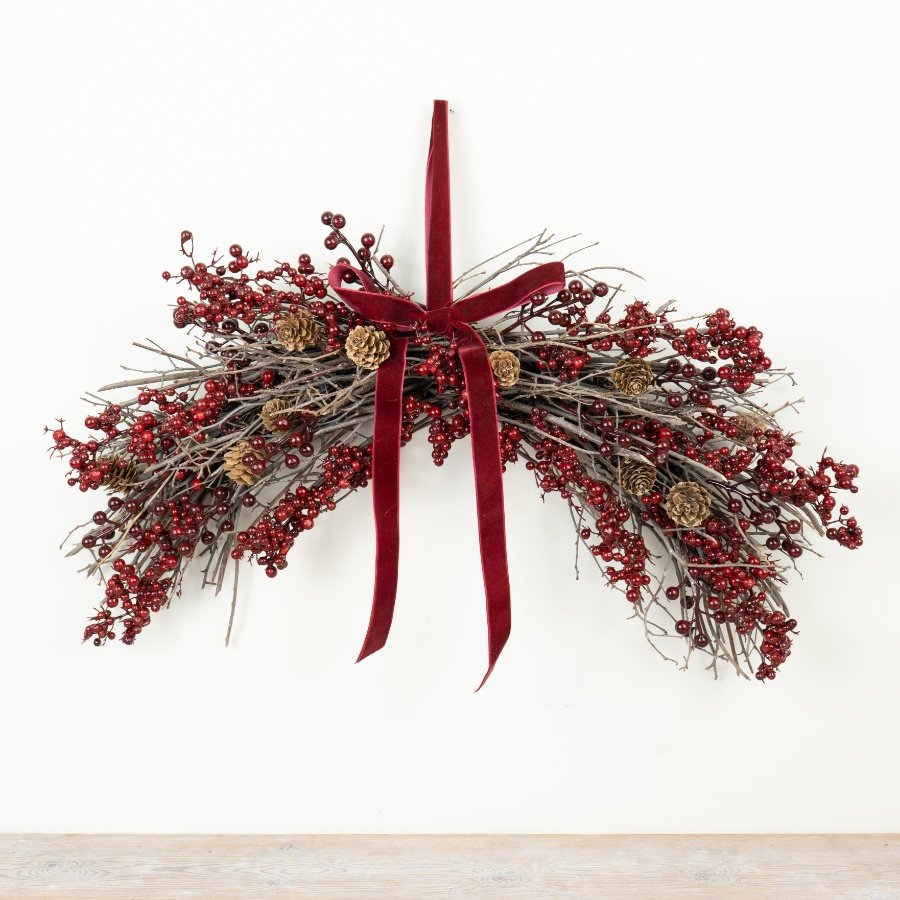 This 60cm festive hanging decoration features a generous arrangement of deep red and burgundy