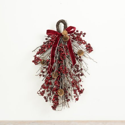 This 42cm hanging decoration features a traditional arrangement of red berries.