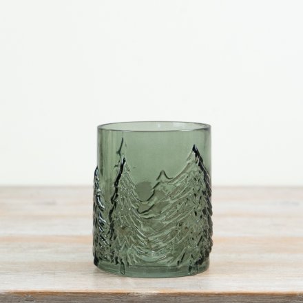 With its embossed tree pattern and rich green tone, this candle holder offers excellent versatility. 