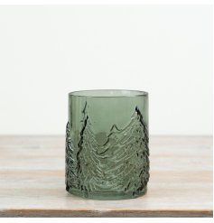 With its embossed tree pattern and rich green tone, this candle holder offers excellent versatility. 