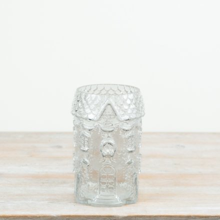 This 22cm glass gingerbread house vase features embossed festive detailing inspired by traditional gingerbread houses.