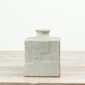 Modern 13x13x16cm cement square vase featuring sleek design and natural hues for versatile decor.
