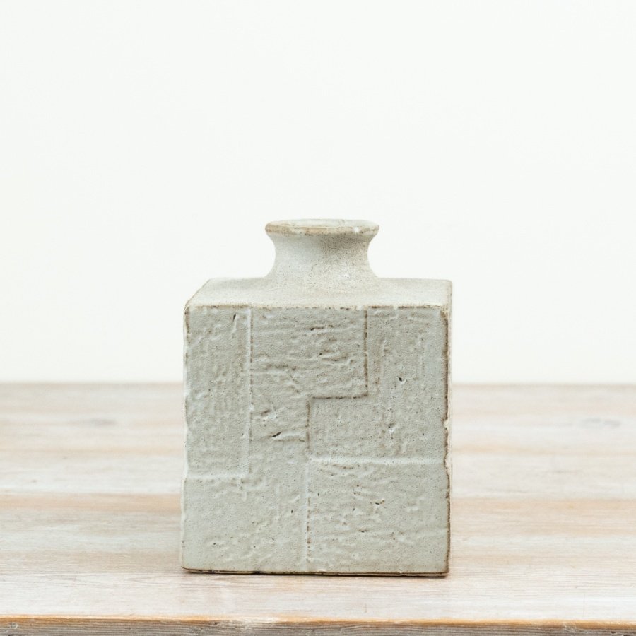 Modern 13x13x16cm cement square vase featuring sleek design and natural hues for versatile decor.
