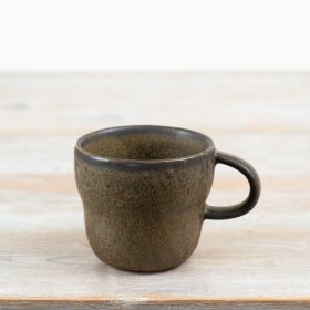 Add depth and warmth to everyday drinkware collections with this ceramic mug.