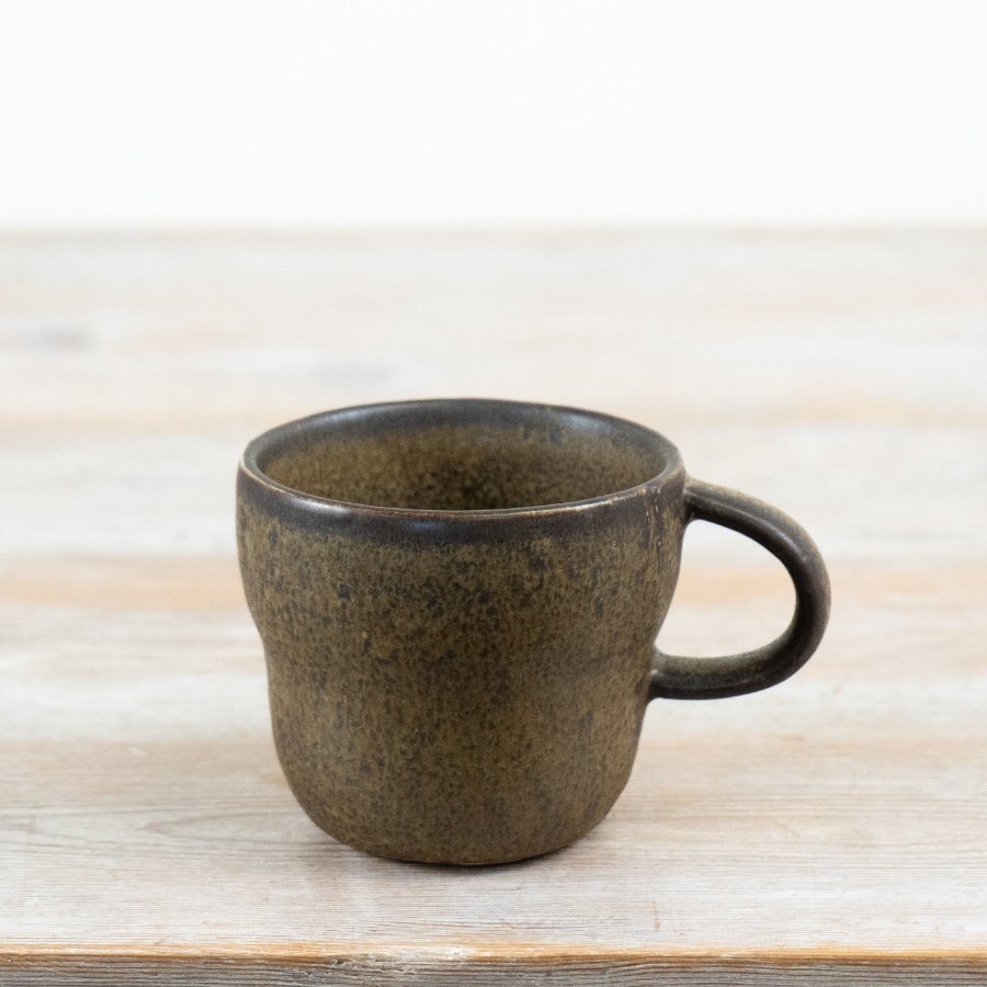 Add depth and warmth to everyday drinkware collections with this ceramic mug.