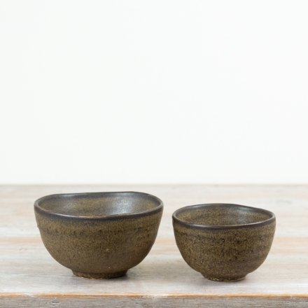 Add rustic charm to your table with this beautiful ceramic serving bowl.