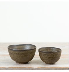 Add rustic charm to your table with this beautiful ceramic serving bowl.