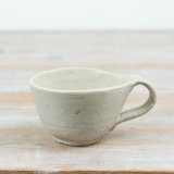 Bring understated elegance to everyday tableware with this handcrafted-style ceramic mug.
