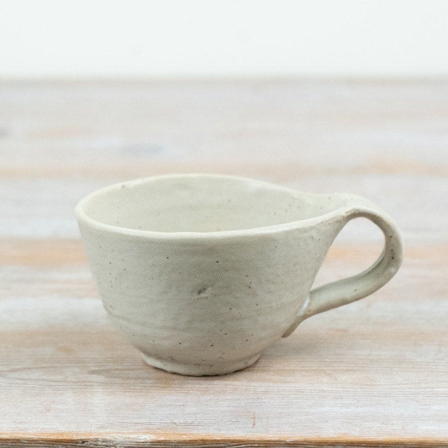 Add effortless simplicity to tableware collections with this artisan-inspired ceramic mug.