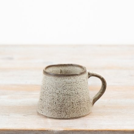 Finished in a warm neutral speckled glaze, this 12.5cm mug offers a slightly larger profile while maintaining its rustic