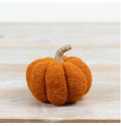 Made from soft fabric in a cozy autumn orange, this pumpkin features a rustic jute-style stem.