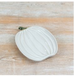 With its ribbed pumpkin form and clean neutral finish