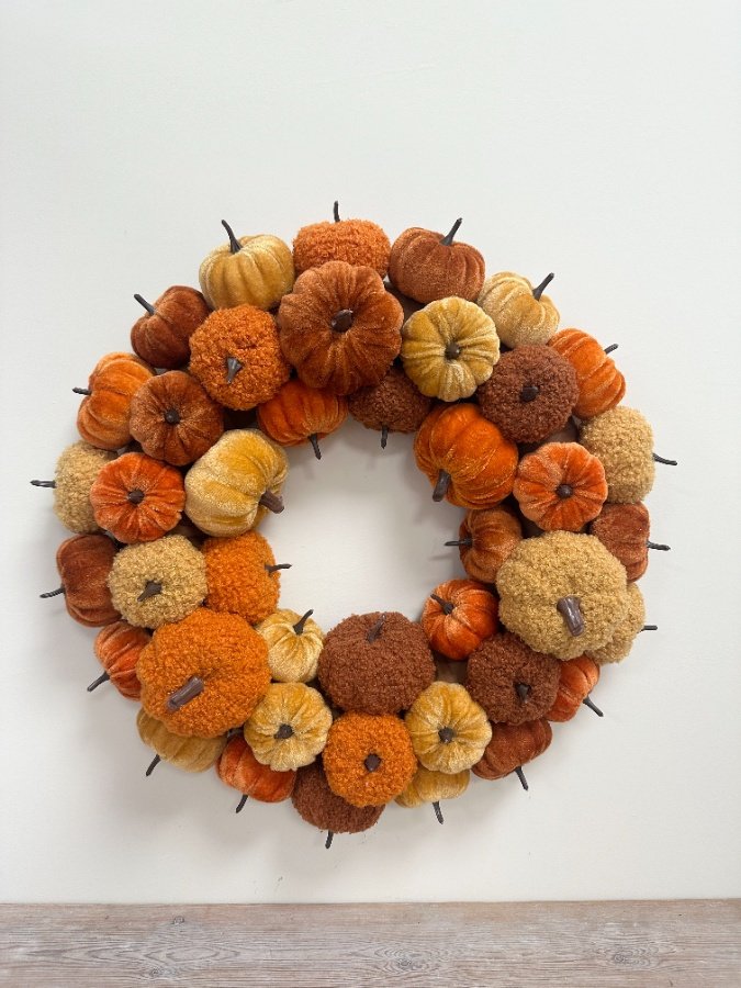 Chic autumn pumpkin wreath for seasonal decor.