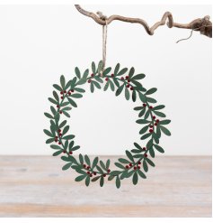 Bring a natural touch to seasonal displays with this elegant metal wreath hanging decoration. 