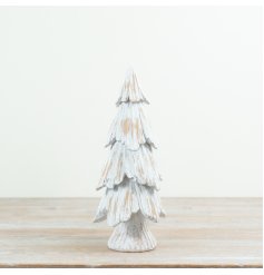Enhance your decor with this resin tree featuring a stylish white wood finish for a natural touch.