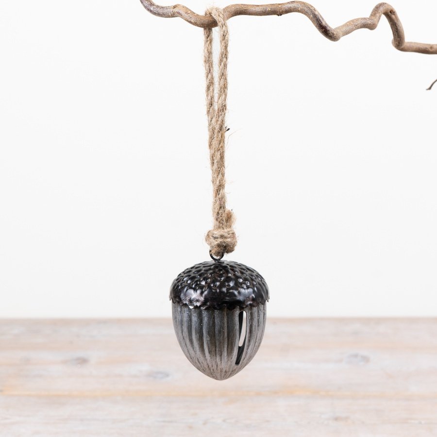 Designed with a textured acorn cap and ribbed body,