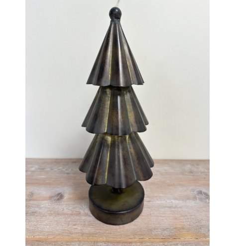 Bring classic holiday warmth with this Rustic Metal Christmas Tree, perfect for vintage-inspired décor.