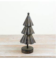 Bring nostalgic holiday vibes with this Rustic Metal Christmas Tree décor.