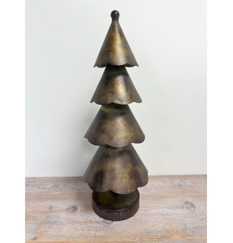 Enjoy the holiday spirit with this stylish metal Christmas tree.