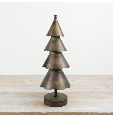 Enjoy the holiday spirit with this stylish metal Christmas tree.