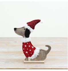 Add a charming touch to your festive décor with this adorable felt dog! 