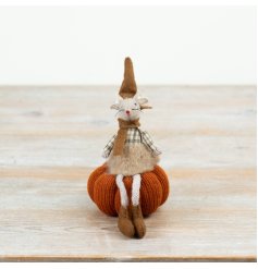 This adorable 14cm fabric mouse features textured clothing sat upon a soft knitted pumpkin base