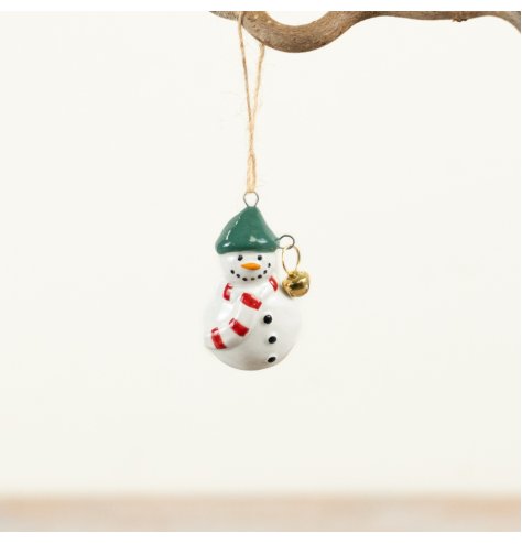 Brighten your space with this adorable Snowman Jute Hanger—perfect for festive holiday decor!