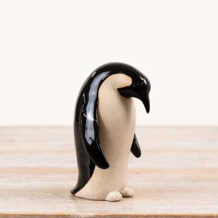 Add a sleek, contemporary accent to your interiors range with this elegant ceramic penguin ornament.