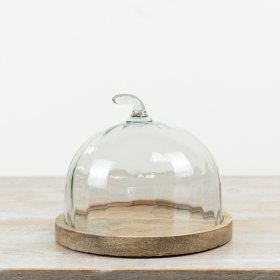 Stylish cake stand featuring a natural wood base and clear glass dome, ideal for displaying your cakes.