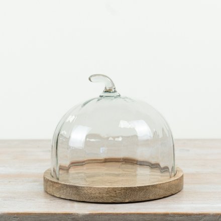 Stylish cake stand featuring a natural wood base and a transparent glass dome to display your cakes beautifully.