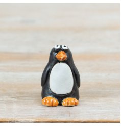 Add playful personality to your seasonal and wildlife-inspired collections with this charming ceramic penguin decoration