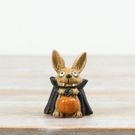 This 7cm ceramic bat ornament features charming wide eyes, a black cape and bright pumpkin detail.