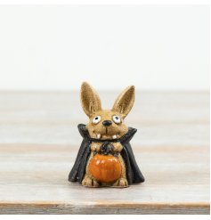 This 7cm ceramic bat ornament features charming wide eyes, a black cape and bright pumpkin detail.