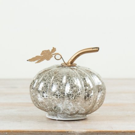 Add a cosy autumnal charm to your seasonal décor with this stylish illuminated glass pumpkin
