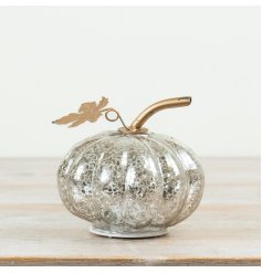 Add a cosy autumnal charm to your seasonal décor with this stylish illuminated glass pumpkin