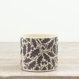 Bring classic woodland charm to your collection with this oak leaf and acorn planter.