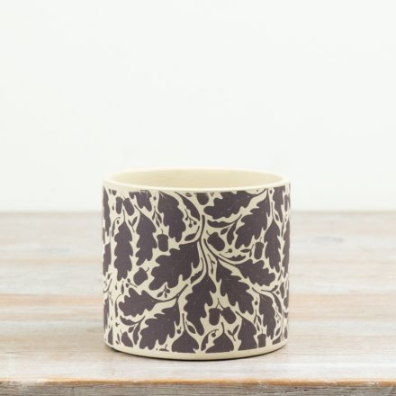 Add a touch of classic botanical charm to your collection with this oak leaf patterned planter.