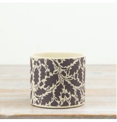 Add a touch of classic botanical charm to your collection with this oak leaf patterned planter.
