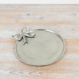 Bring a touch of understated elegance to seasonal displays with this decorative aluminium plate, finished with a charmin