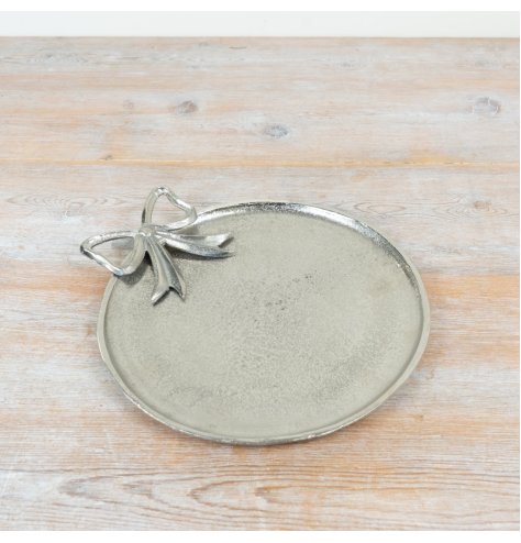 Enhance seasonal decor with this stylish decorative aluminium plate for a refined finishing touch.