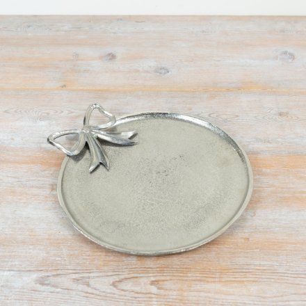 Add an elegant finishing touch to seasonal displays with this decorative aluminium plate.