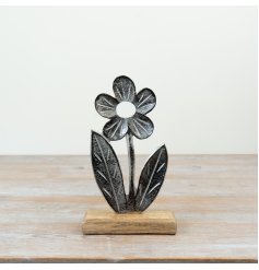 Elegant flower decor on sturdy base combining aluminium and wood for a modern natural touch.